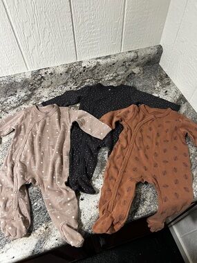 Unisex Sleepers 6 month - lot of 3
